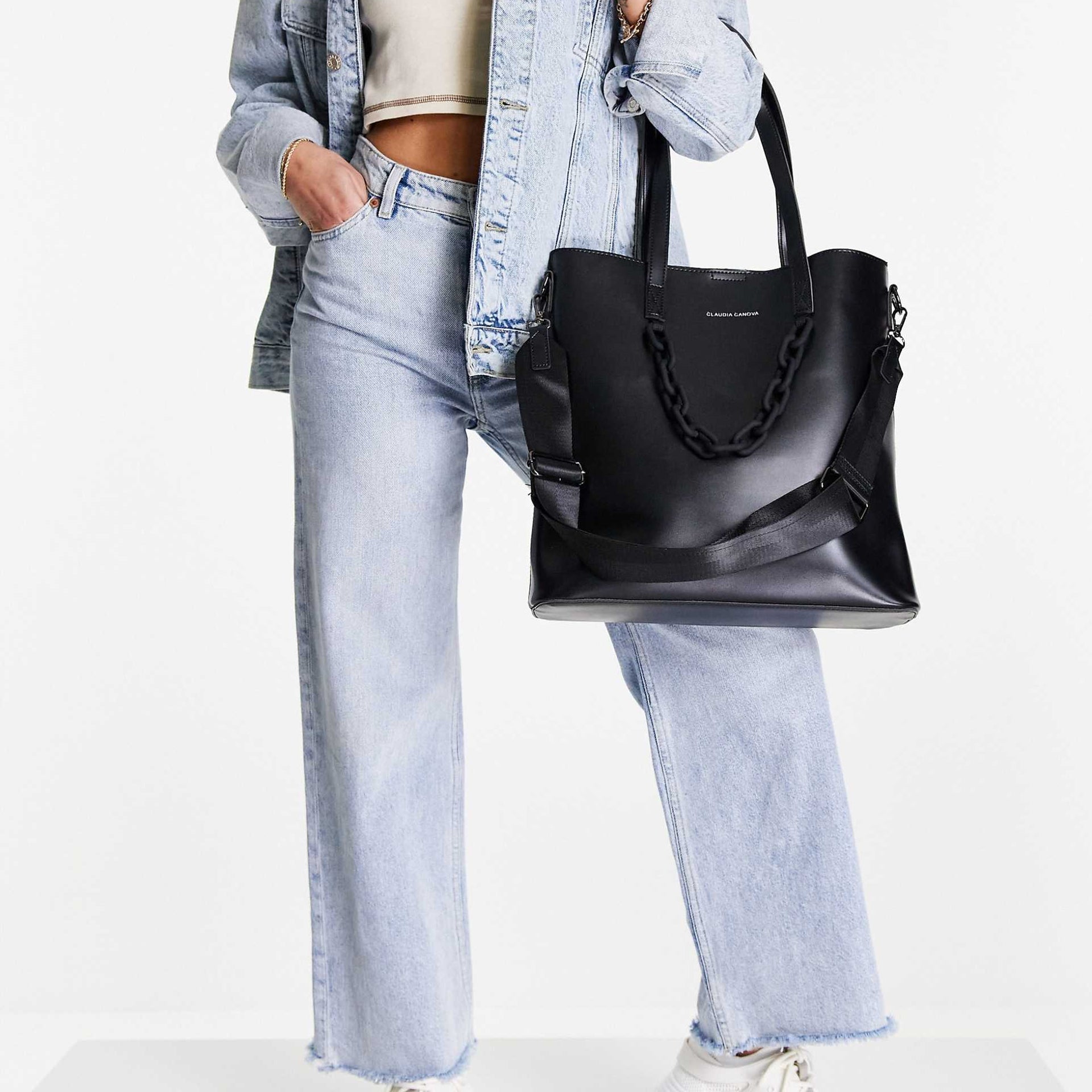 Chain shoulder strap tote bag