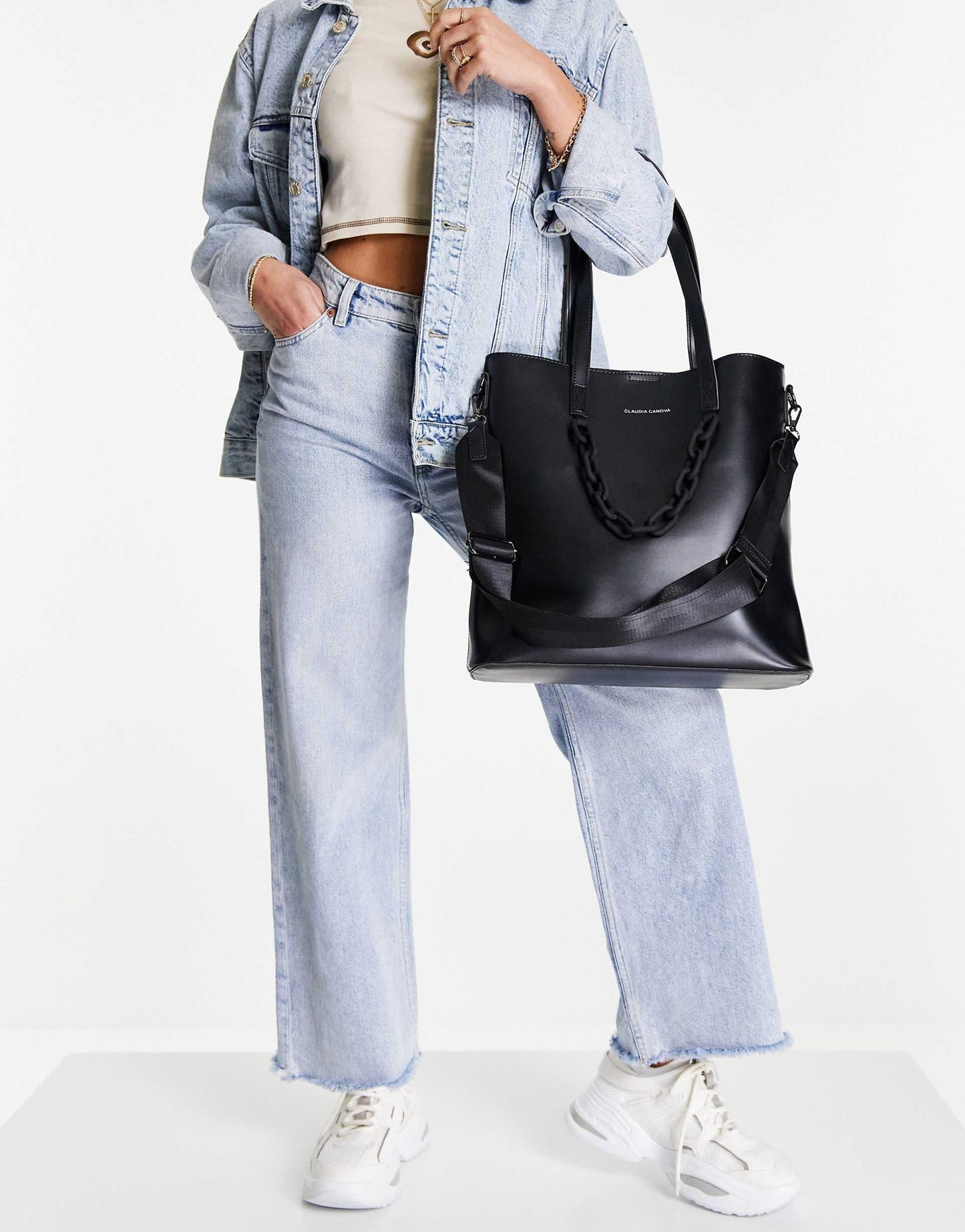 Chain shoulder strap tote bag