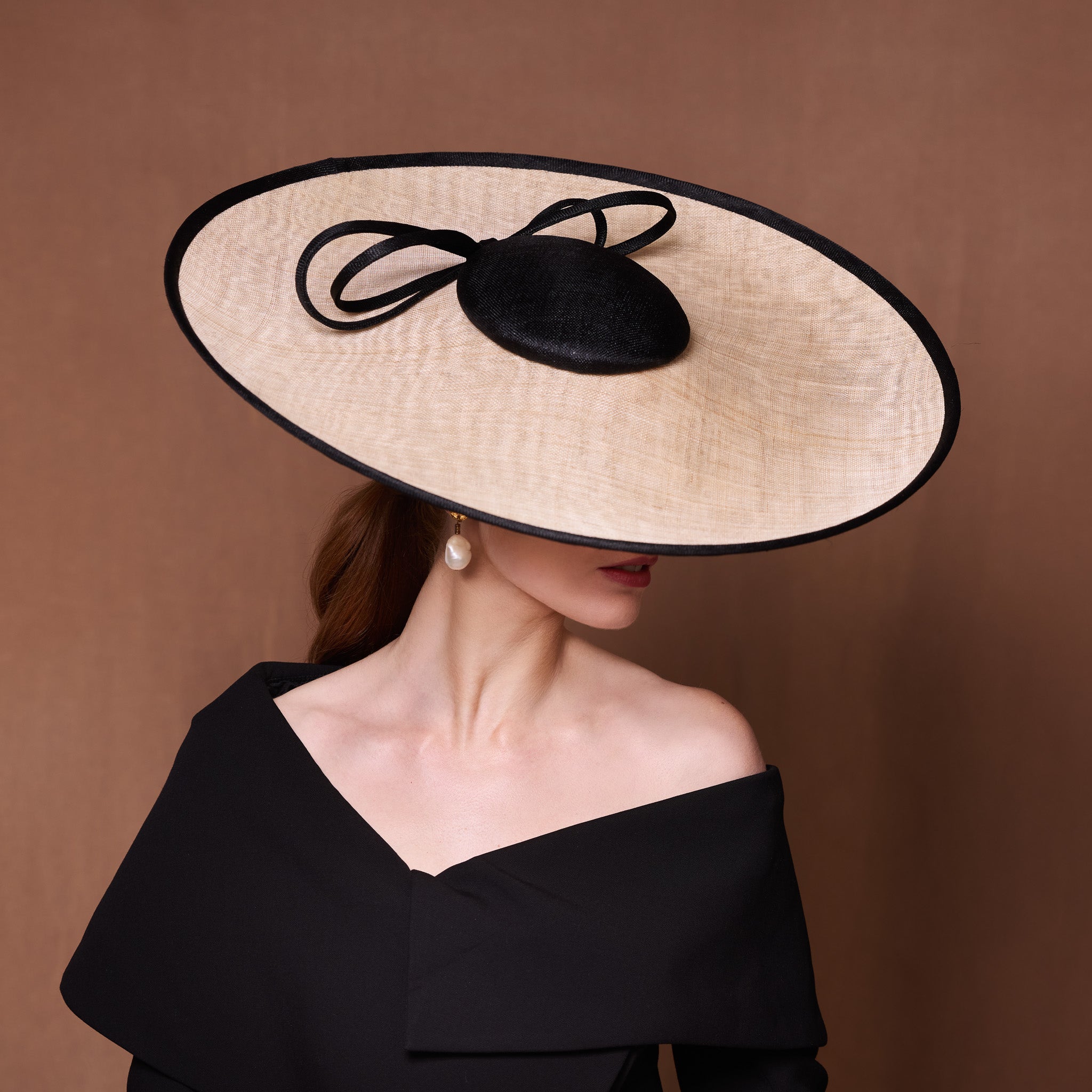 Large natural picture hat with black edge and twist