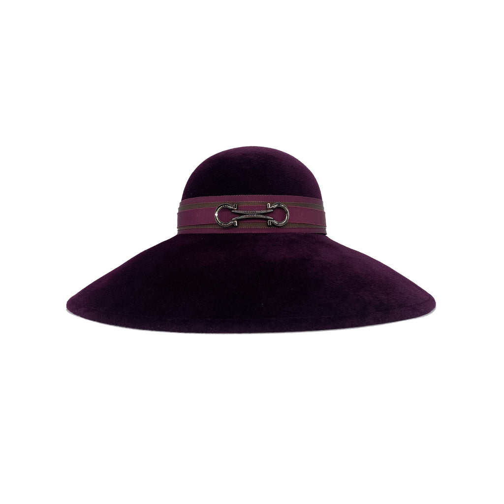 Velour felt downbrim with a snaffle bit