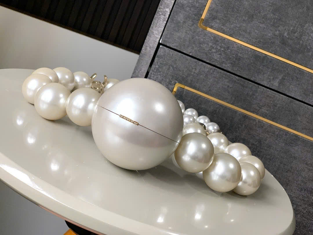 Pearl Necklace Hard Dinner Bag
